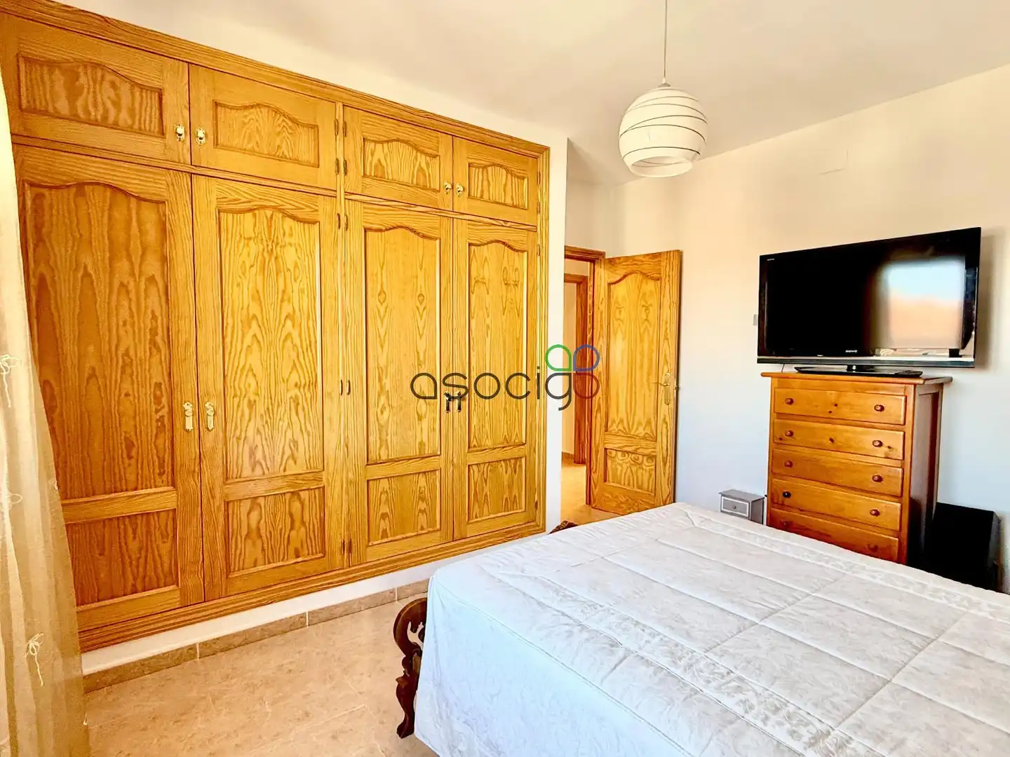Habitación de Casa adosada en venta en Cabanillas del Campo con Aire acondicionado, Calefacción y Jardín privado