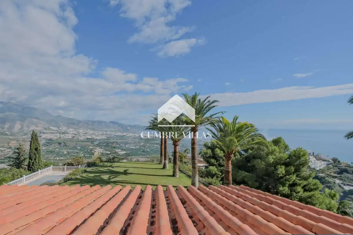 Vista exterior de Casa o xalet en venda en Nerja amb Jardí privat i Terrassa