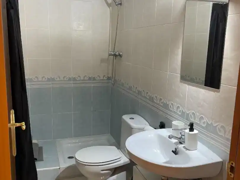 Badezimmer von Wohnung zum Verkauf in Salou mit Klimaanlage, Schwimmbad und Balkon