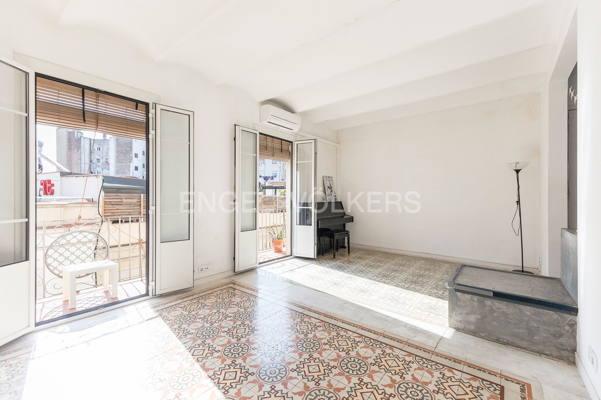 Living room of Apartment for sale in  Barcelona Capital  with Heating, Parquet flooring and Balcony