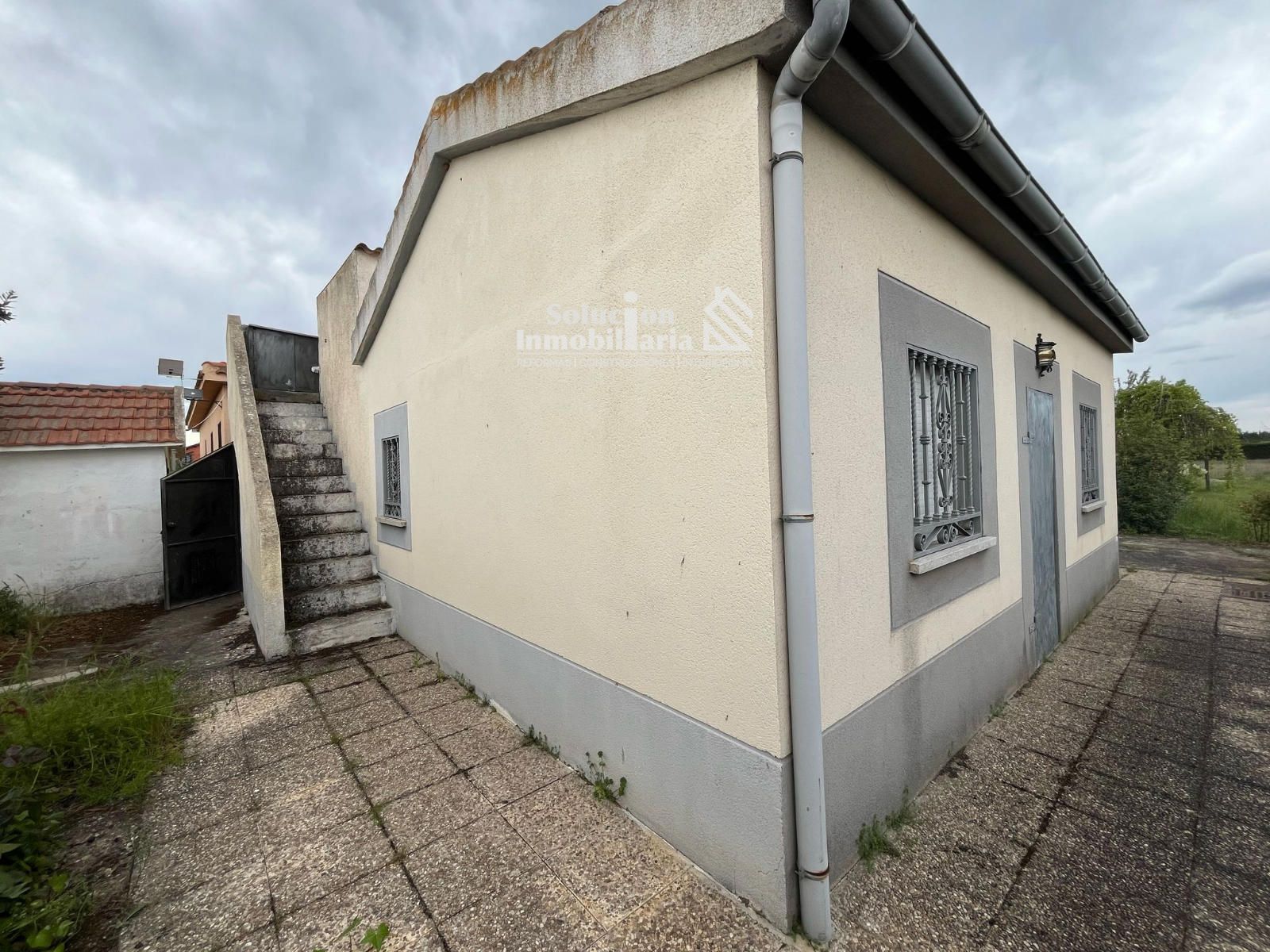 Exterior view of House or chalet for sale in Calvarrasa de Abajo  with Furnished