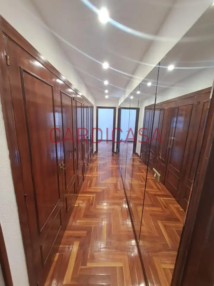 Piso de alquiler en Vigo  con Calefacción, Parquet y Balcón
