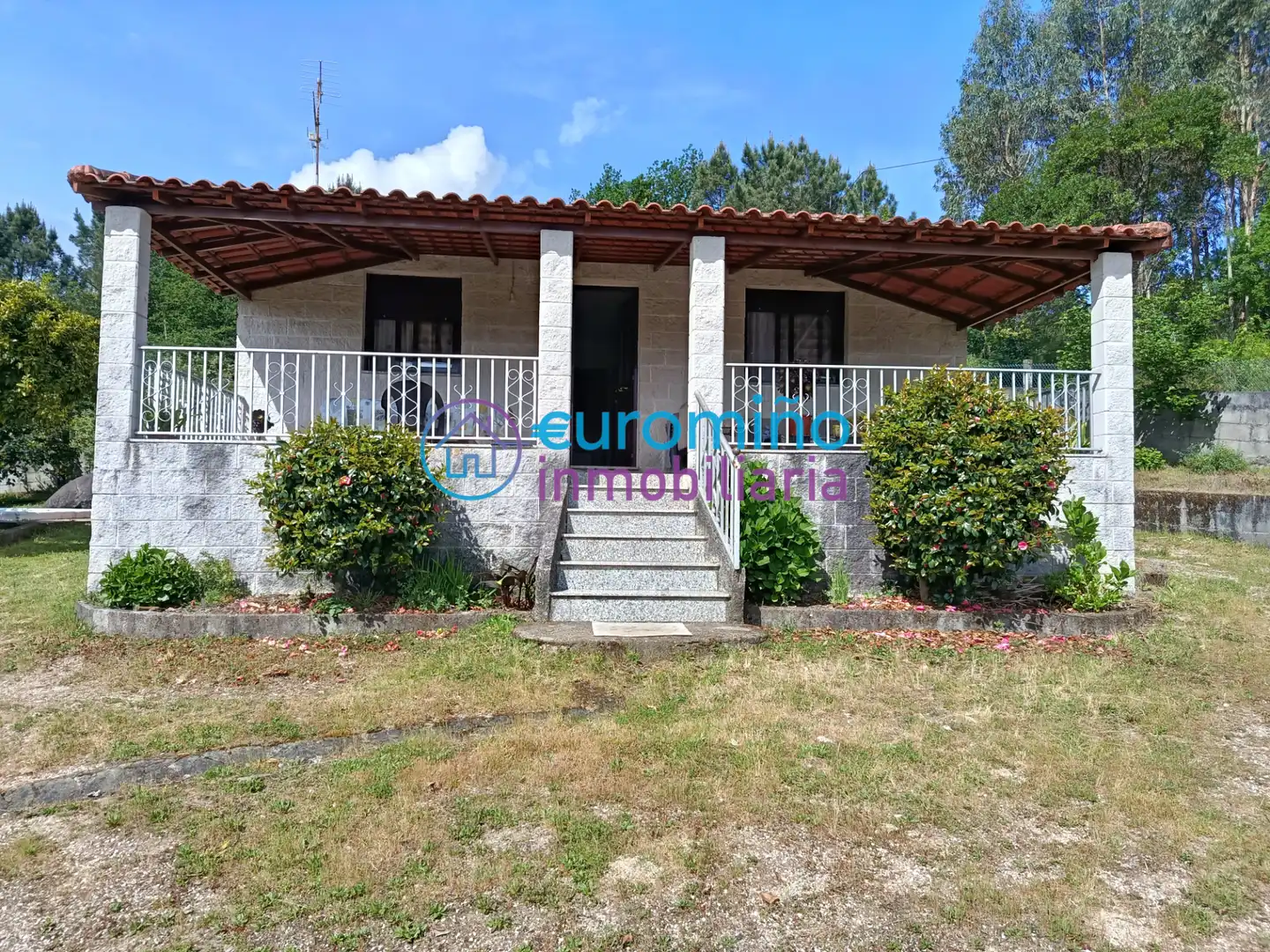 Vista exterior de Casa o xalet en venda en Salvaterra de Miño amb Jardí privat, Terrassa i Traster