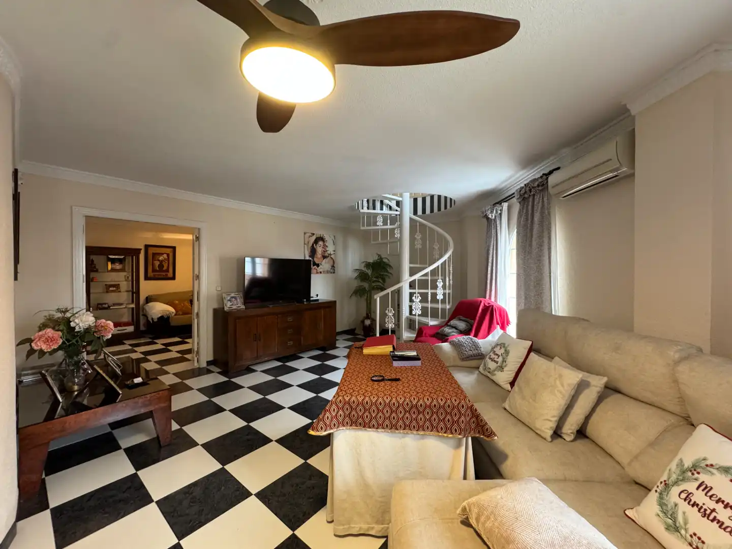 Sala d'estar de Casa adosada en venda en Alhaurín de la Torre amb Aire condicionat, Moblat i Balcó