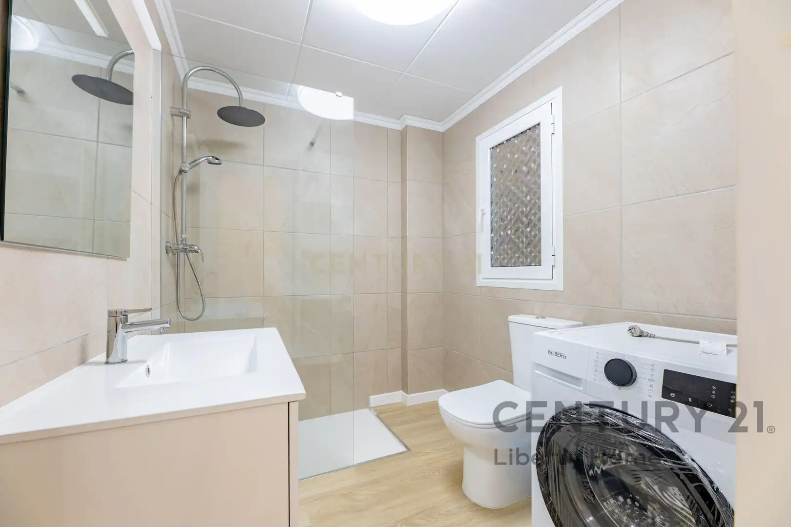 Badezimmer von Wohnungen zum Verkauf in Carcaixent