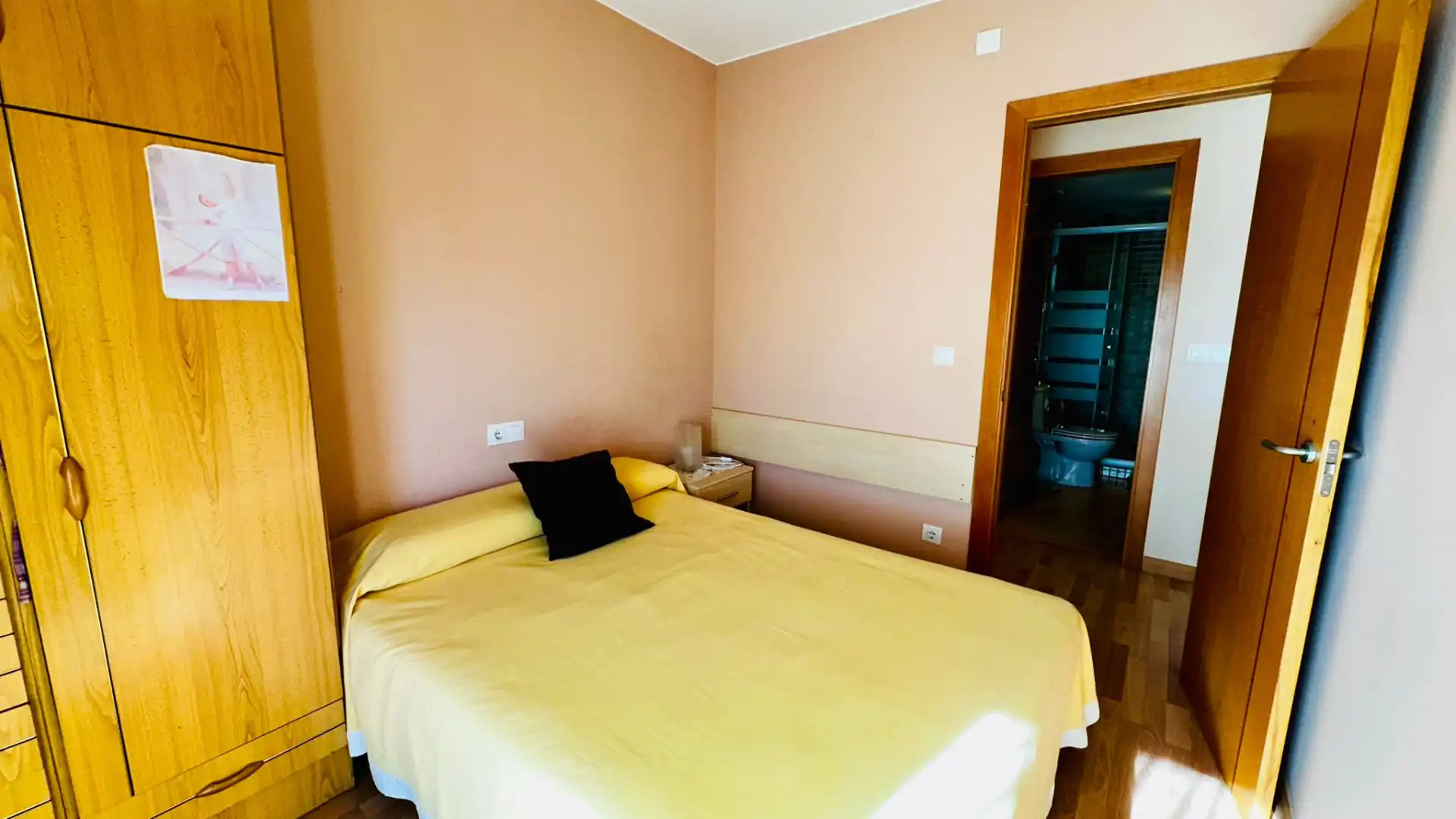 Schlafzimmer von Dachboden zum Verkauf in L'Estartit mit Klimaanlage, Heizung und Parkett