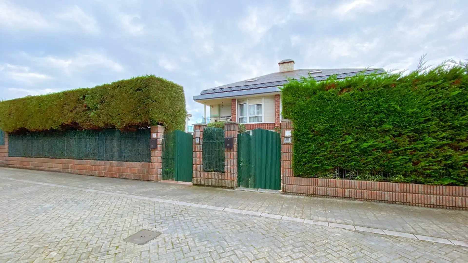 Vista exterior de Casa adosada en venta en Santa Cruz de Bezana con Calefacción, Jardín privado y Trastero