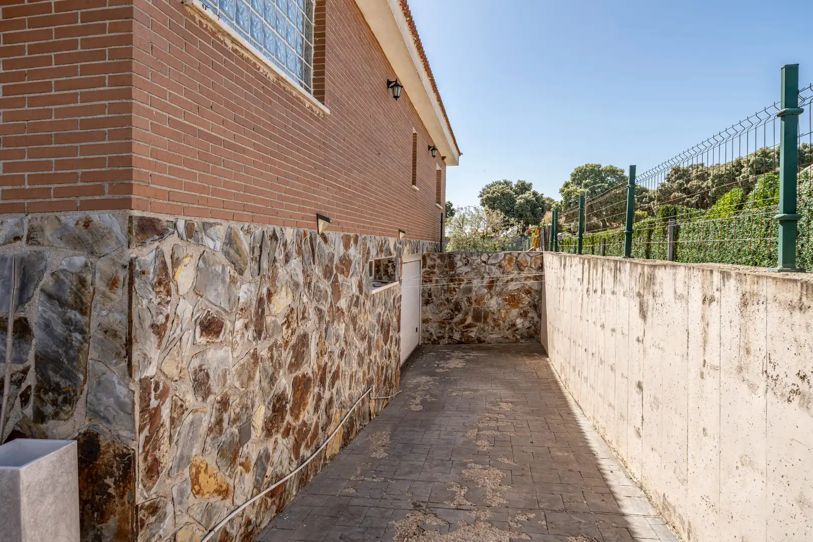 Vista exterior de Casa o chalet en venta en Chiloeches con Aire acondicionado, Calefacción y Jardín privado
