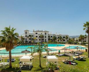 Vista exterior de Planta baixa de lloguer en Estepona amb Aire condicionat, Terrassa i Piscina