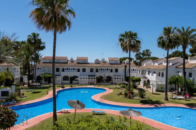 Jardí de Casa adosada de lloguer en Estepona amb Aire condicionat, Traster i Moblat