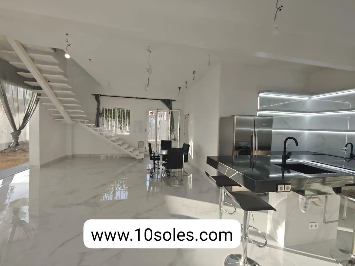 Vista exterior de Casa o xalet en venda en Orihuela amb Jardí privat i Terrassa