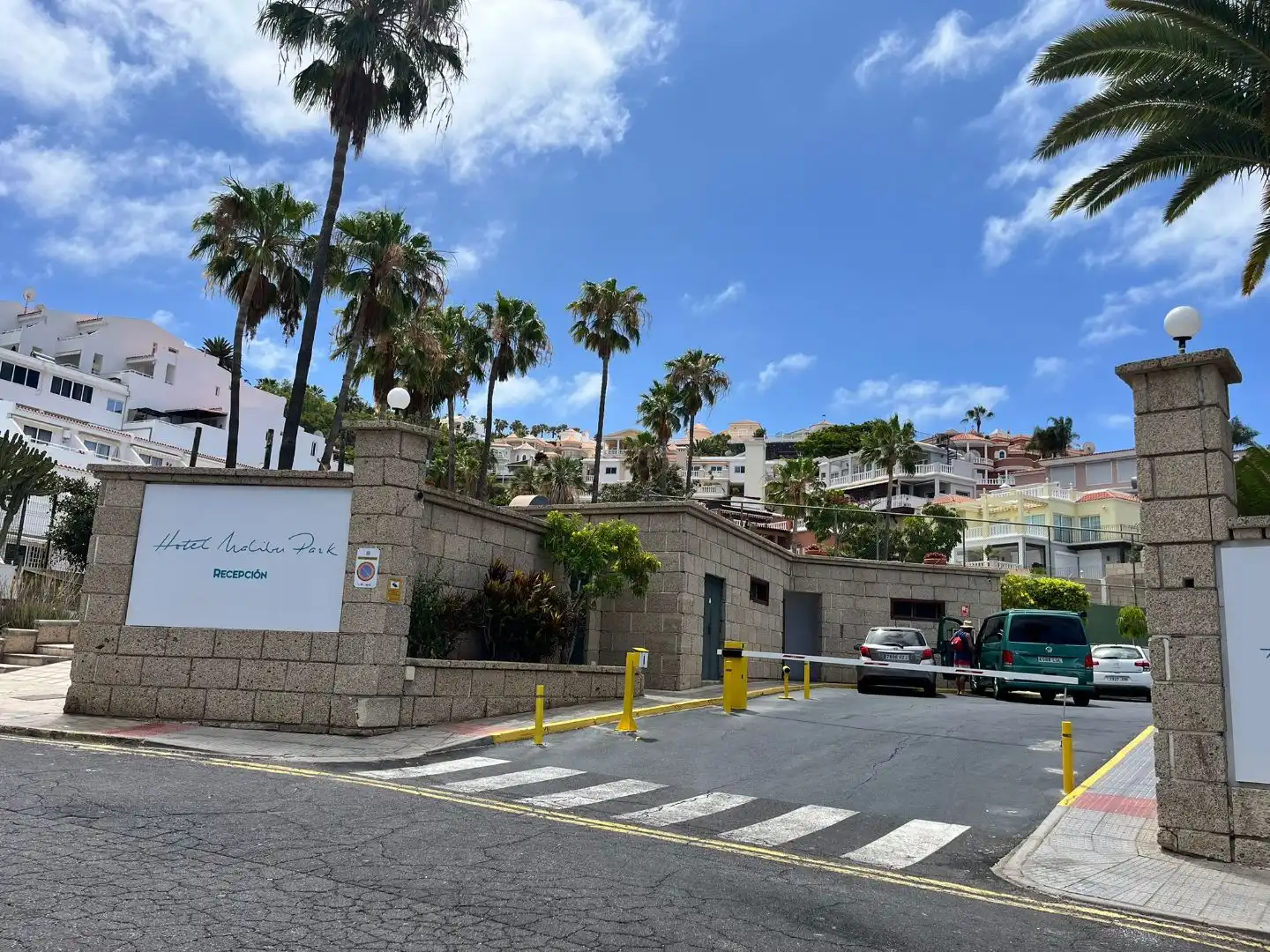 Vista exterior de Apartament en venda en Adeje amb Terrassa, Moblat i Balcó