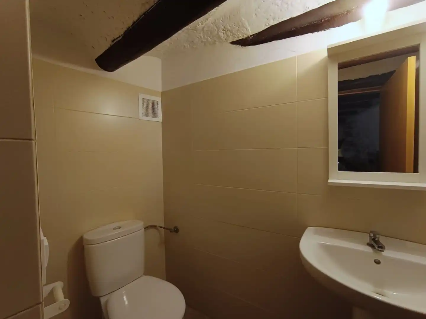 Baño de Finca rústica en venta en Colungo con Calefacción, Terraza y Trastero