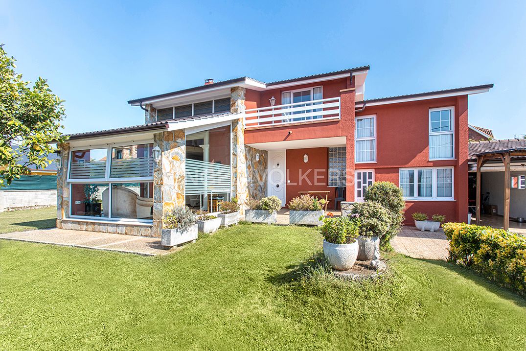 Vista exterior de Casa o xalet en venda en Gijón  amb Calefacció, Jardí privat i Terrassa