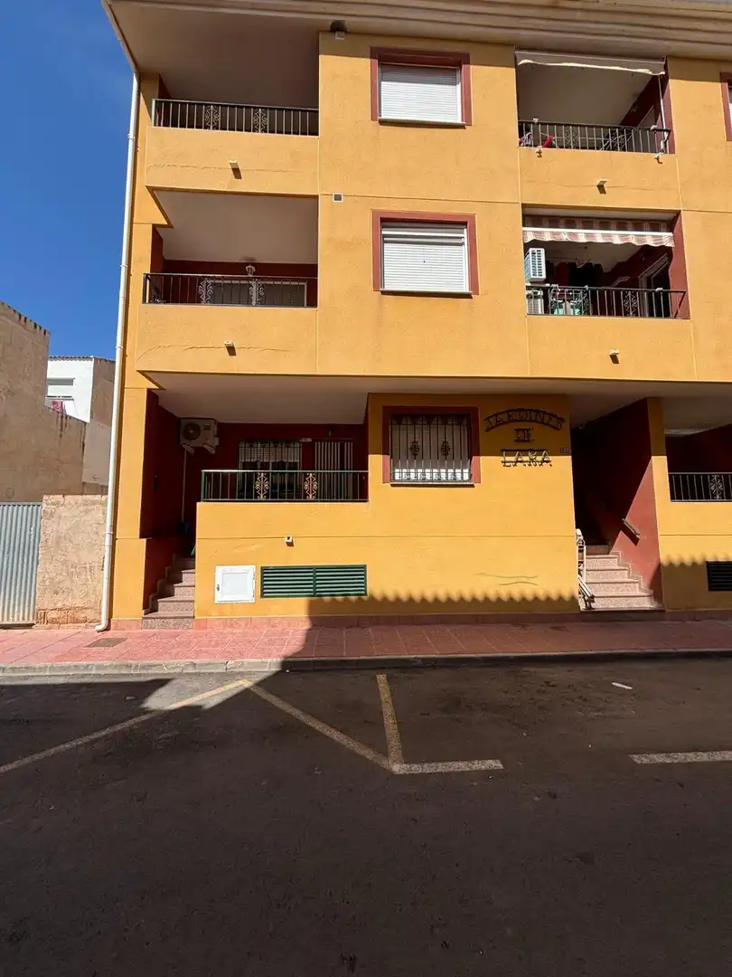 Vista exterior de Pis en venda en Los Alcázares amb Aire condicionat i Terrassa