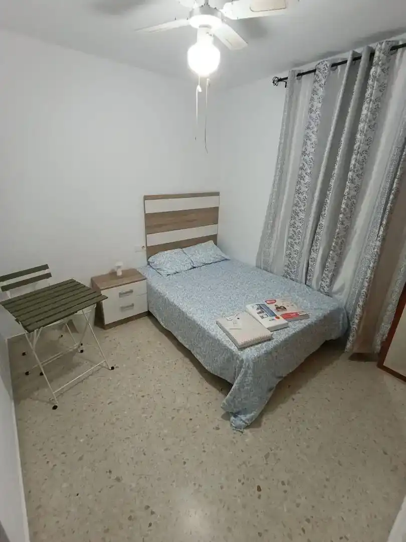 Dormitori de Pis per a compartir en San Roque amb Moblat, Forn i Rentadora