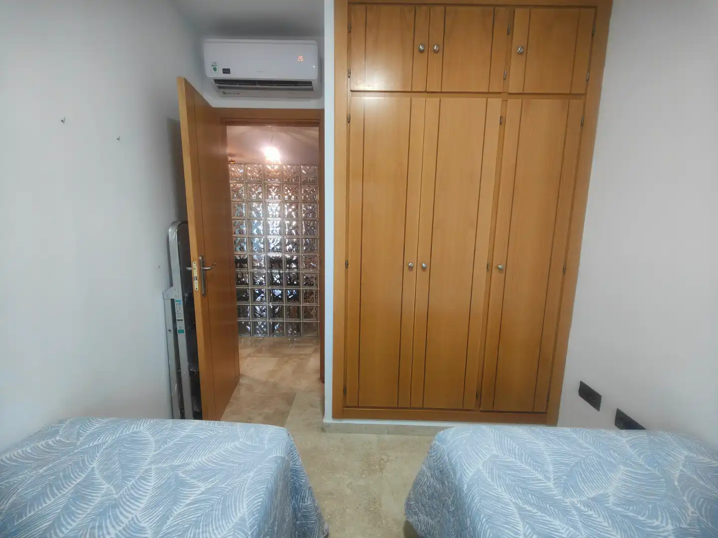 Dormitori de Apartament de lloguer en Chiclana de la Frontera amb Aire condicionat, Moblat i Es permeten mascotes