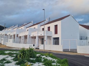 Maison mitoyenne avec balcon à vendre à Urbanización Doña Julia C/Higuera Village 2