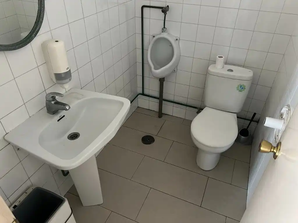 Badezimmer von Fabrikhallen zur Miete in A Coruña Capital 