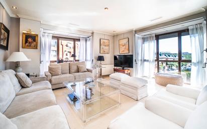 Living room of Flat for sale in  Madrid Capital  with Air Conditioner, Heating and Furnished