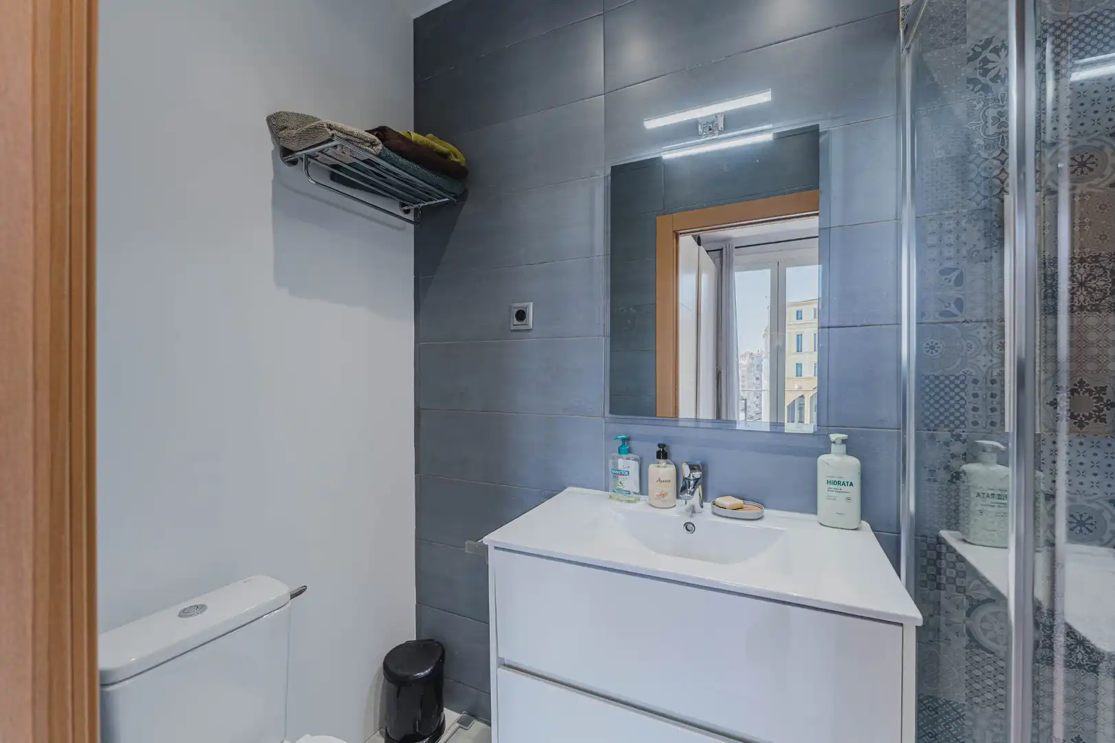 Badezimmer von Wohnung zum Verkauf in Barcelona mit Klimaanlage, Heizung und Ofen