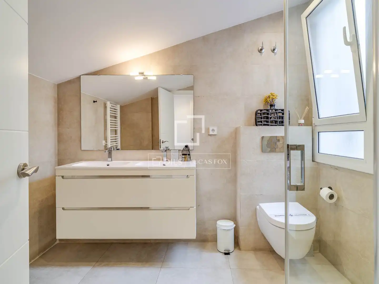 Badezimmer von Dachboden zum Verkauf in Barcelona mit Klimaanlage, Heizung und Terrasse