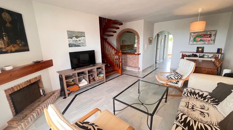 Foto 2 de Dúplex de alquiler en Avenida Jacaranda, 31, Las Chapas - Alicate Playa, Marbella