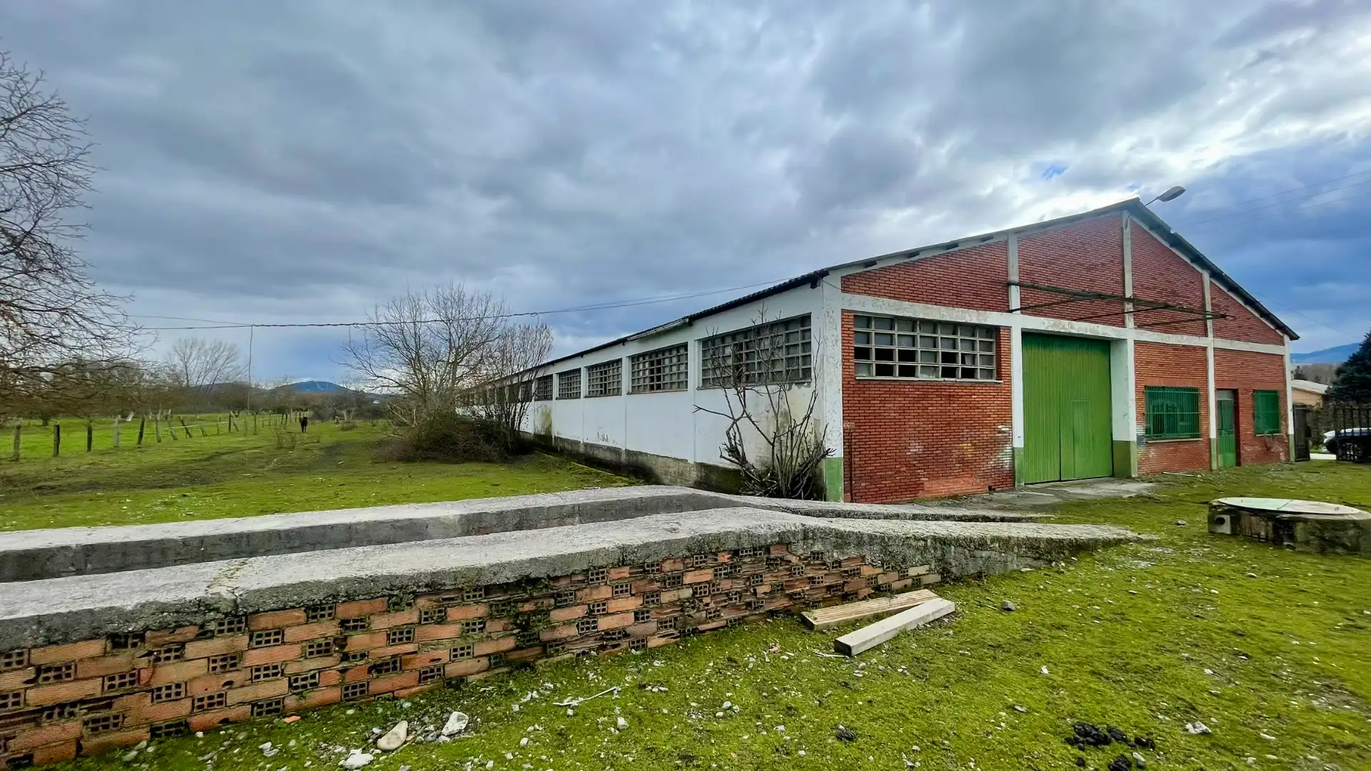 Vista exterior de Nave industrial en venta en Ponferrada