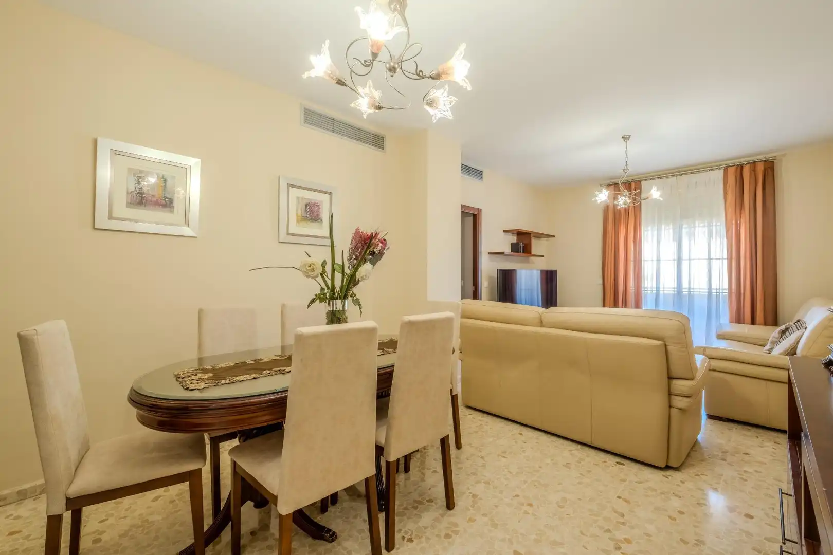 Sala de estar de Piso en venta en Alcalá de Guadaira con Aire acondicionado, Jardín privado y Terraza