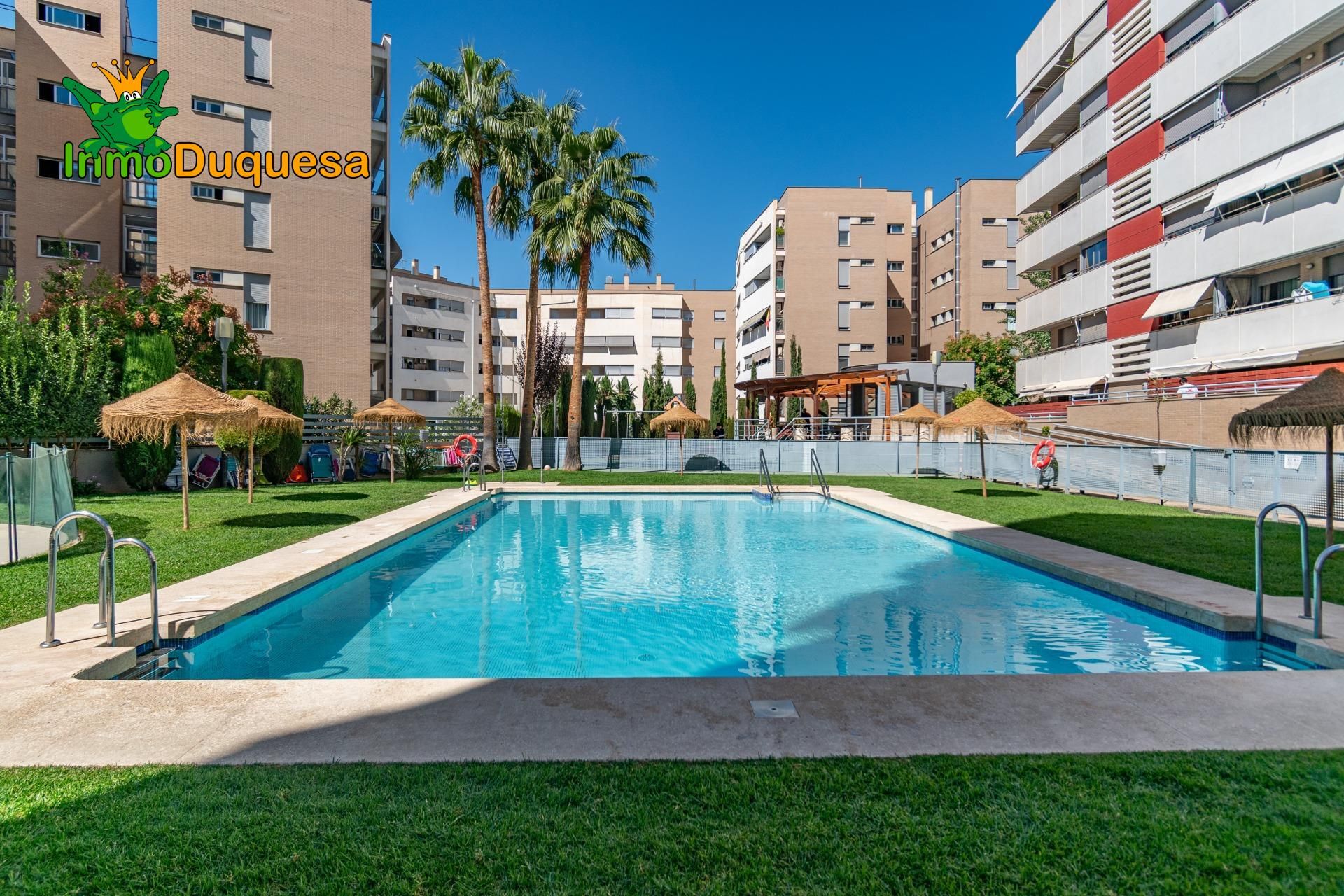 Piscina de Pis en venda en  Granada Capital amb Calefacció, Jardí privat i Terrassa