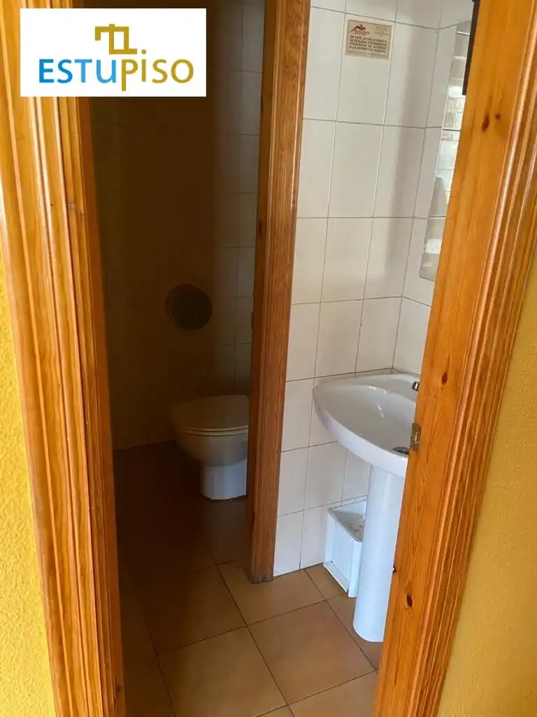 Badezimmer von Geschaftsraum zum Verkauf in Matallana de Torío mit Möbliert