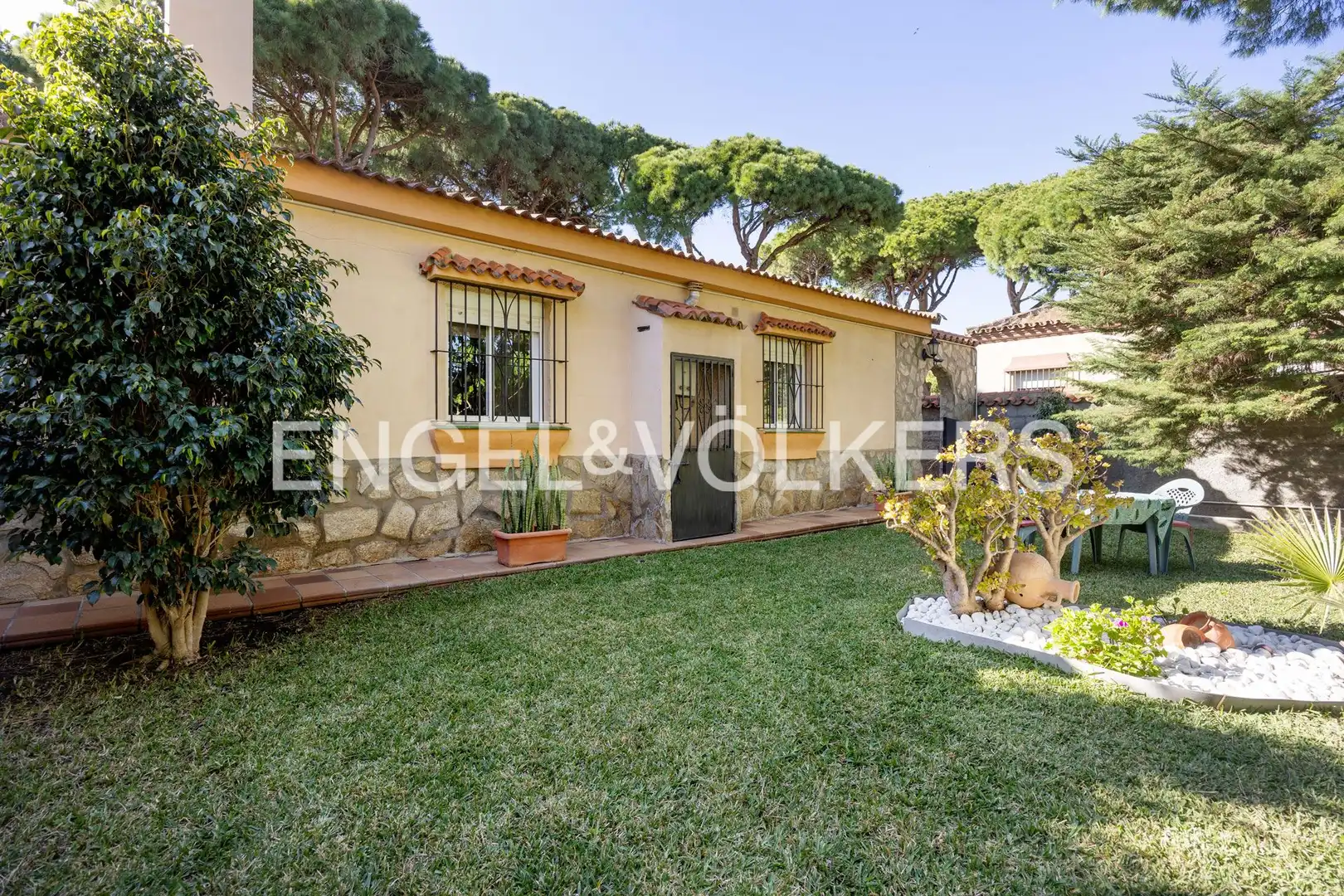 Vista exterior de Casa o xalet en venda en Chiclana de la Frontera amb Calefacció, Jardí privat i Terrassa