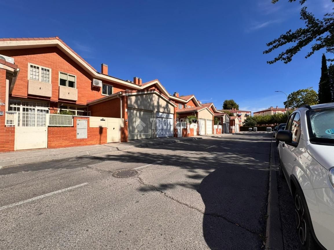 Exterior view of Single-family semi-detached for sale in Alcalá de Henares  with Heating and Parquet flooring
