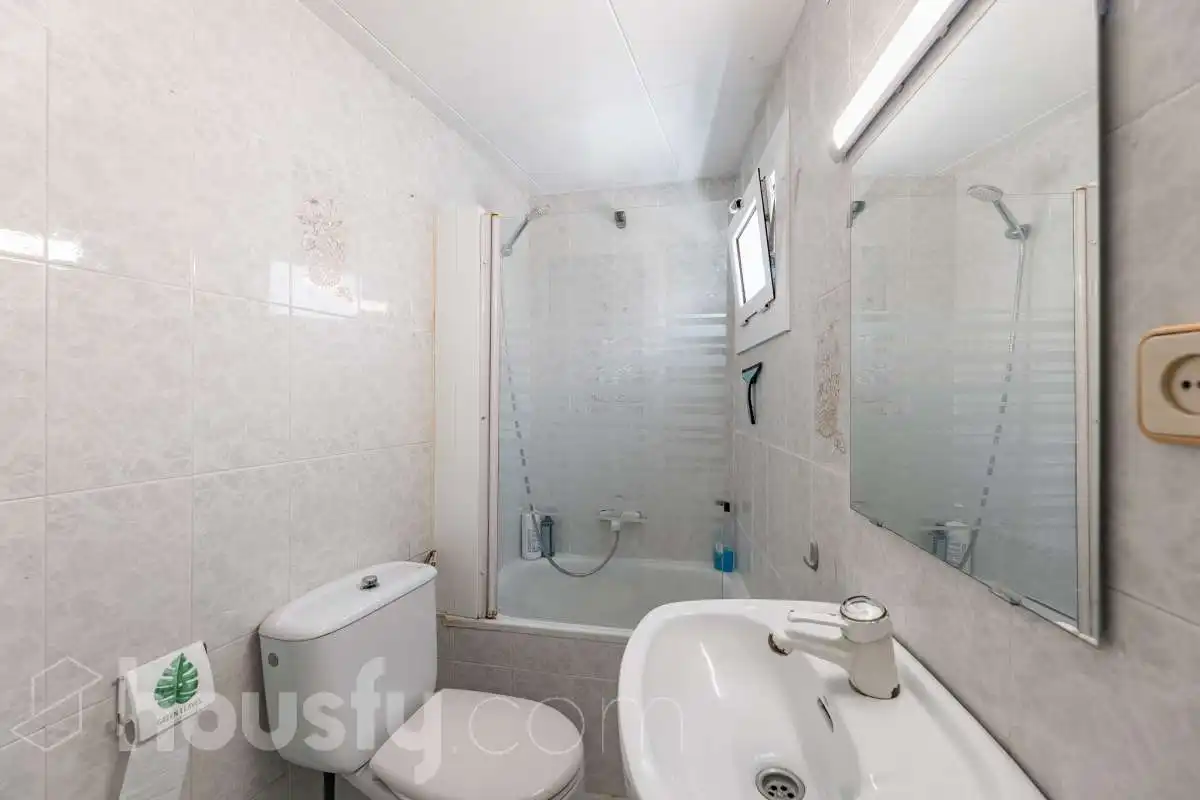 Bany de Apartament en venda en Gavà amb Aire condicionat, Terrassa i Moblat