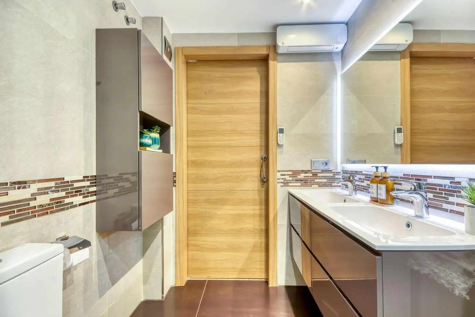 Bathroom of Flat for sale in Figueres  with Terrace, Oven and Microwave