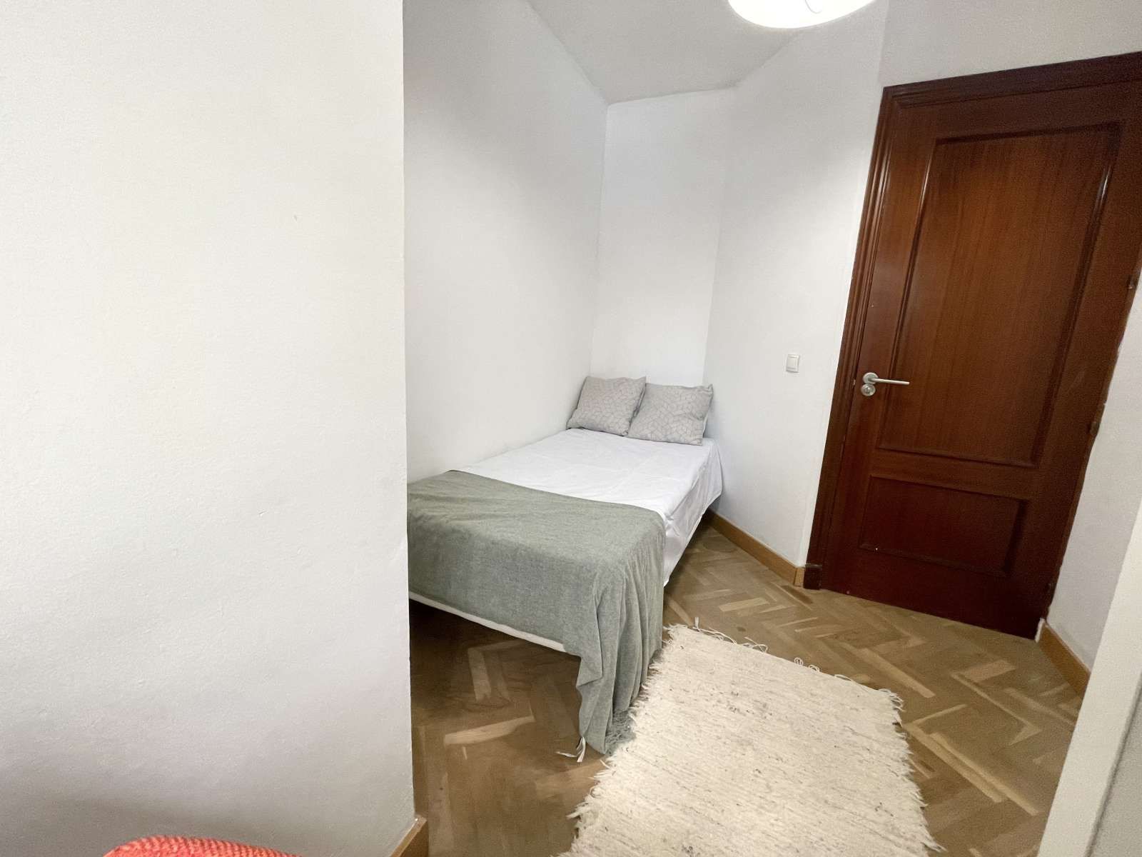 Bedroom of Flat to share in  Sevilla Capital  with Air Conditioner and Terrace