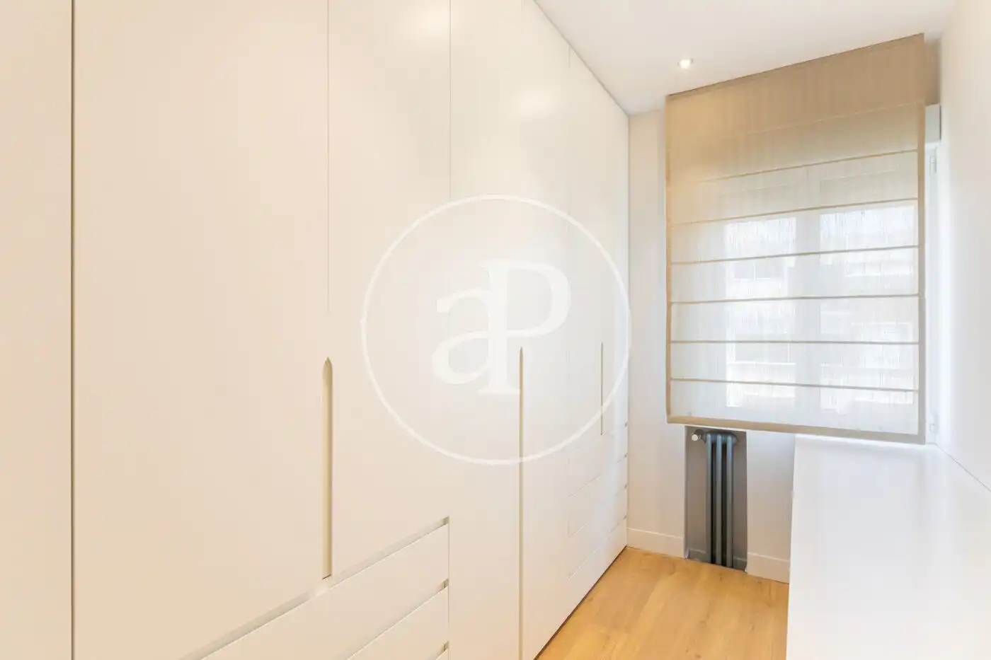 Schlafzimmer von Dachboden zur Miete in Madrid mit Klimaanlage, Heizung und Terrasse