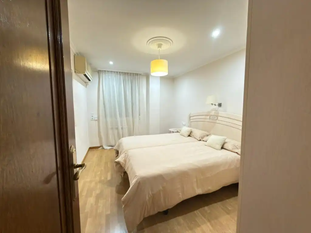 Schlafzimmer von Wohnung zur Miete in Valencia mit Klimaanlage, Terrasse und Möbliert