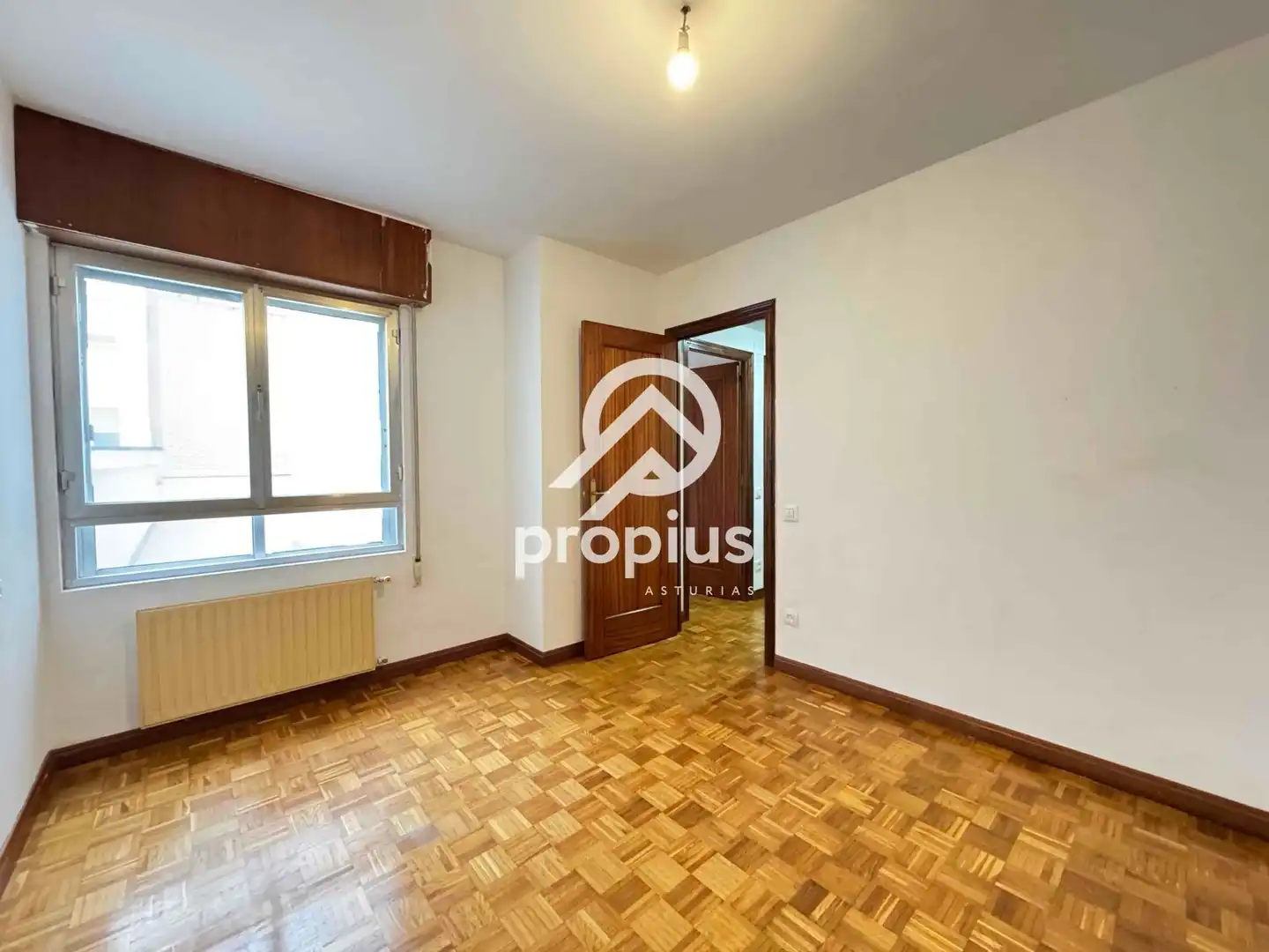 Habitación de Piso en venta en Oviedo  con Calefacción, Parquet y Terraza