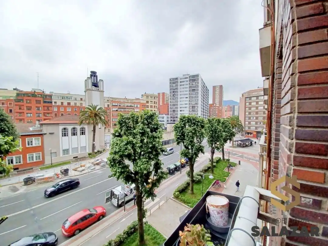 Vista exterior de Pis de lloguer en Bilbao  amb Calefacció i Balcó