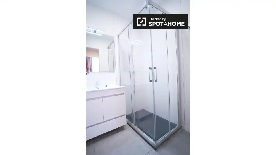 Bathroom of Flat for rent in Sevilla  with Air Conditioner, Heating and Furnished