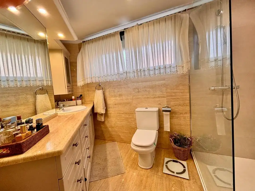 Badezimmer von Einfamilien-Reihenhaus zum Verkauf in Sopela mit Heizung, Privatgarten und Terrasse