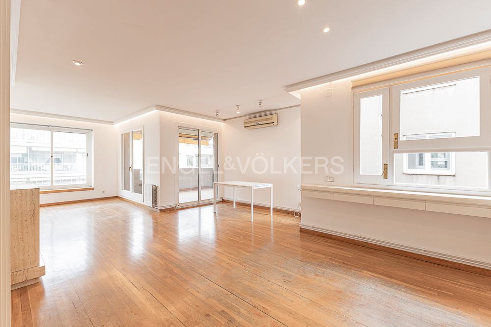 Living room of Apartment for sale in  Barcelona Capital  with Air Conditioner, Heating and Parquet flooring
