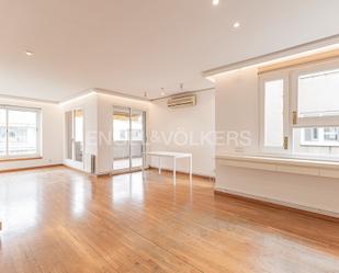 Living room of Apartment for sale in  Barcelona Capital  with Air Conditioner, Heating and Parquet flooring