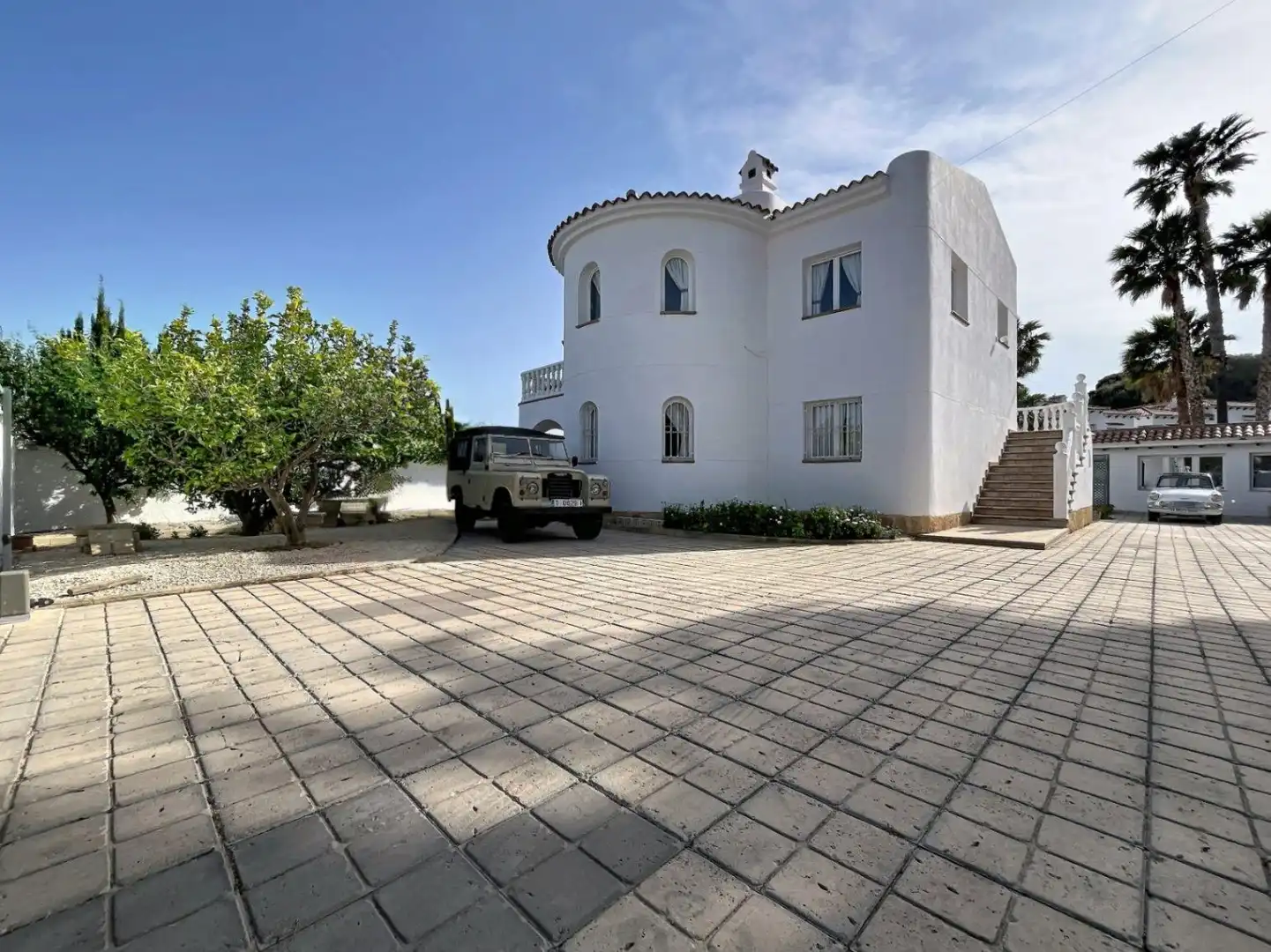 Vista exterior de Casa o xalet en venda en L'Alfàs del Pi amb Aire condicionat, Calefacció i Jardí privat