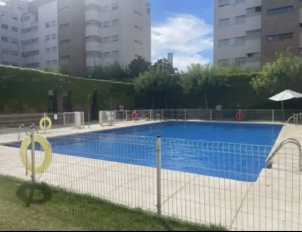Swimming pool of Flat for rent in Madrid  with Air Conditioner, Heating and Private garden
