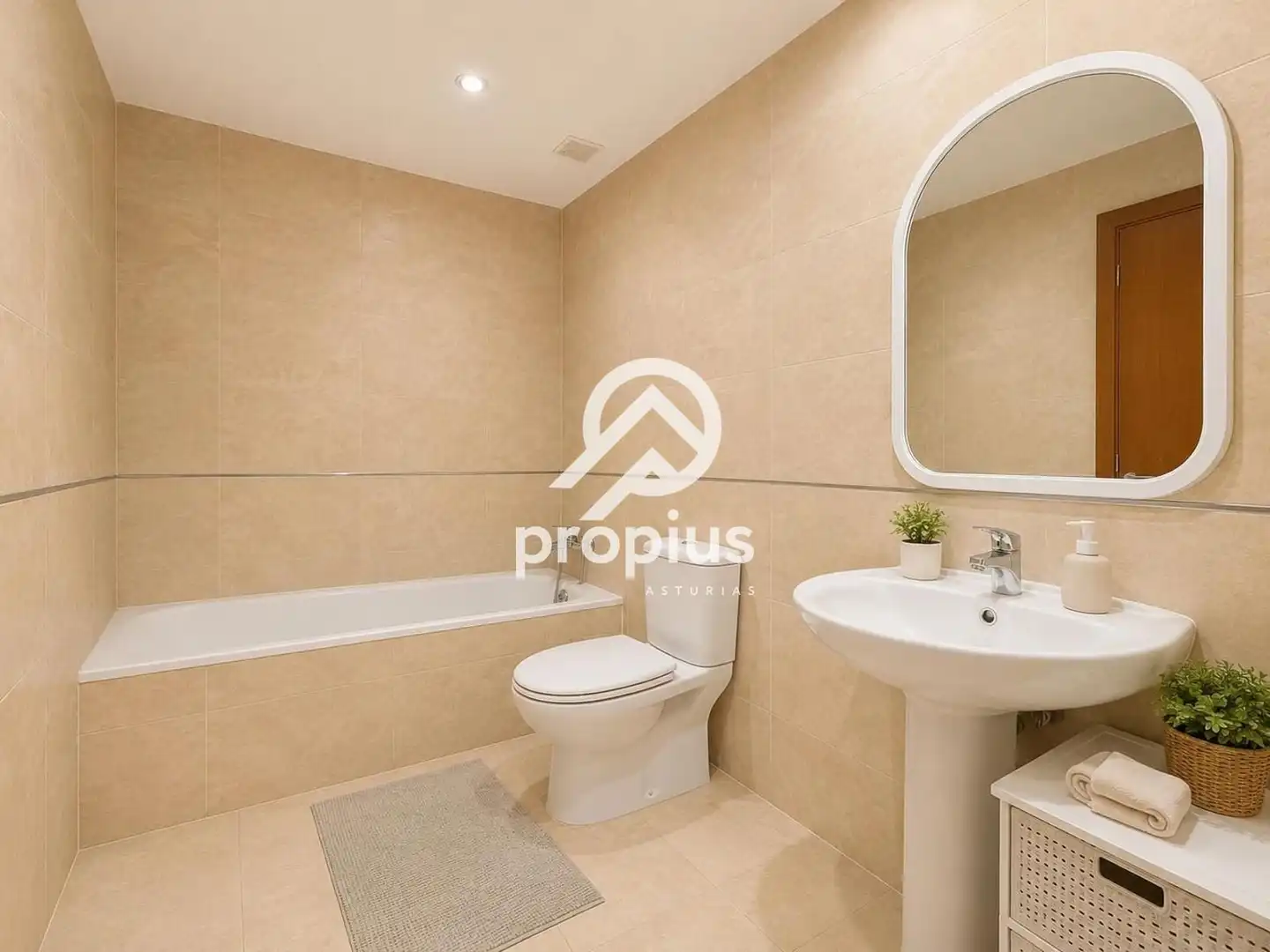 Badezimmer von Dachboden zum Verkauf in Llanes mit Abstellraum