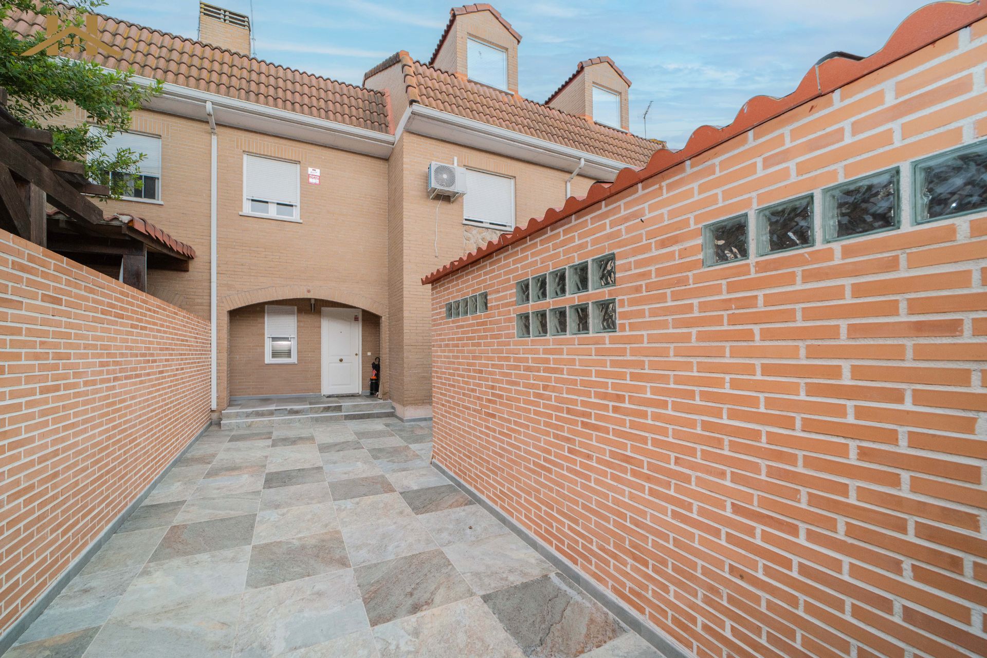 Vista exterior de Casa adosada en venda en Ugena amb Aire condicionat, Calefacció i Jardí privat