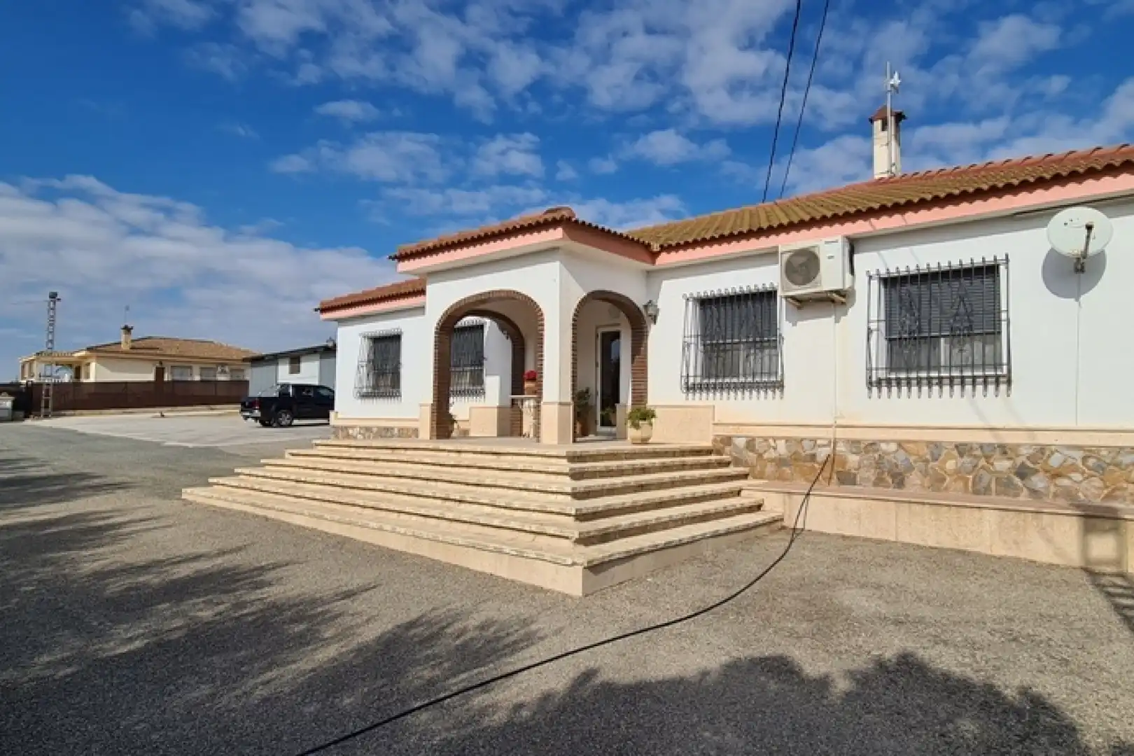 Vista exterior de Casa o xalet en venda en Orihuela amb Aire condicionat, Calefacció i Jardí privat