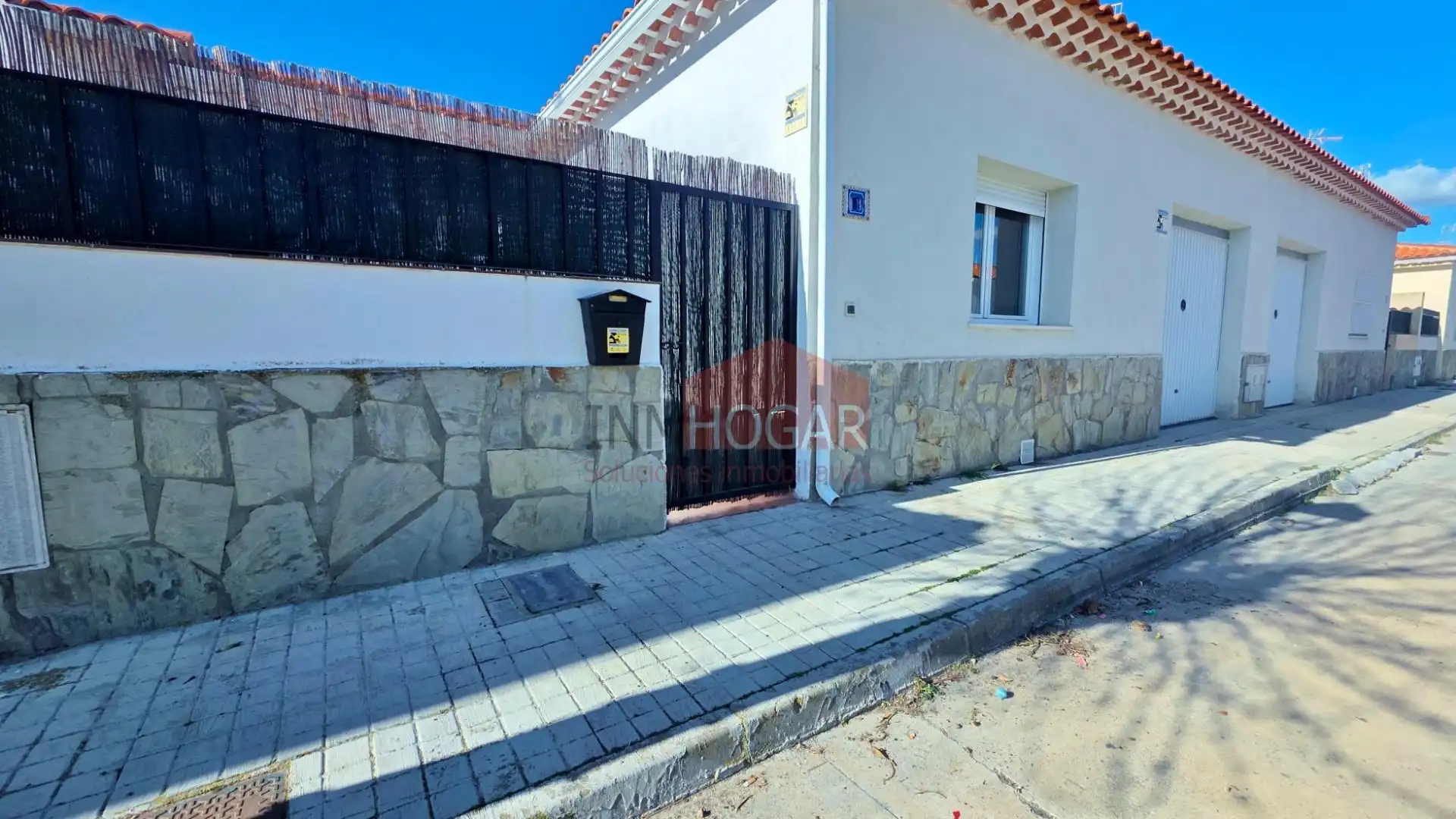Vista exterior de Casa adosada en venta en Fontiveros con Jardín privado y Piscina comunitaria